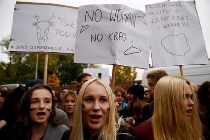  В Польше проходят массовые протесты против полного запрета абортов (7 фото)