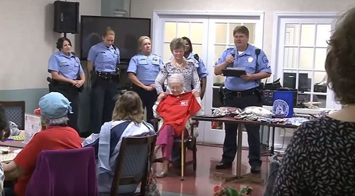  Американские полицейские арестовали 102-летнюю бабушку, исполнив ее давнюю мечту (8 фото)