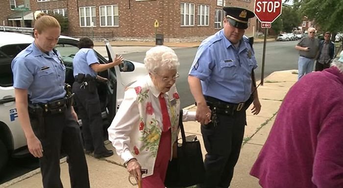  Американские полицейские арестовали 102-летнюю бабушку, исполнив ее давнюю мечту (8 фото)