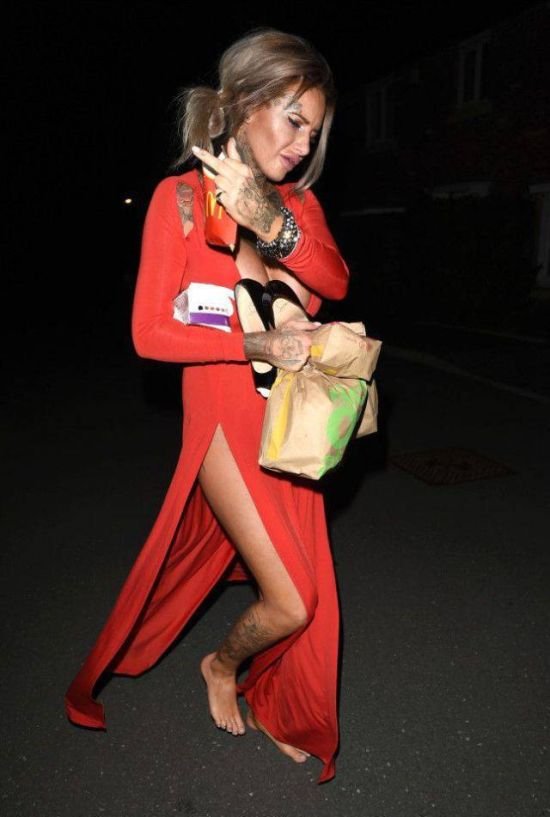  Пьяная звезда британского реалити-шоу Джемма Люси стала добычей папарацци (8 фото)