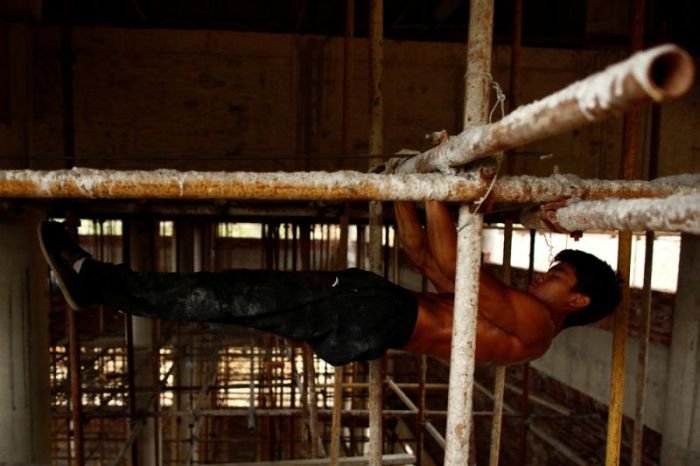  Китайский строитель находит время, чтобы тренироваться прямо на рабочем месте (18 фото)