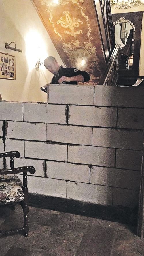  Российский бизнесмен разделил бетонной стеной дом на рублевке (4 фото)