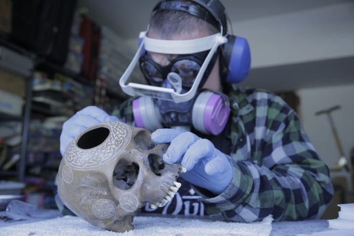  Американец превращает черепа и кости людей в предметы искусства (14 фото)