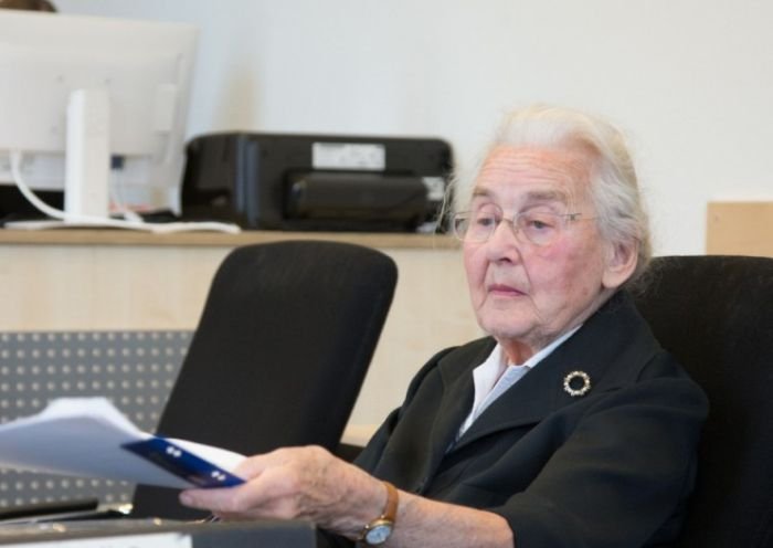 В Германии 88-летнию женщину приговорили к 2,5 годам тюрьмы за отрицание Холокоста (2 фото)