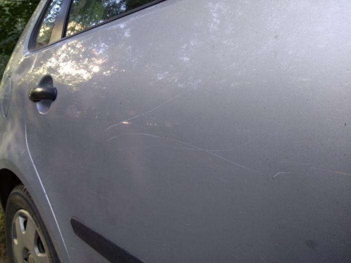 Минский автовладелец месяц спал в машине, чтобы поймать того, кто ее царапает (3 фото)