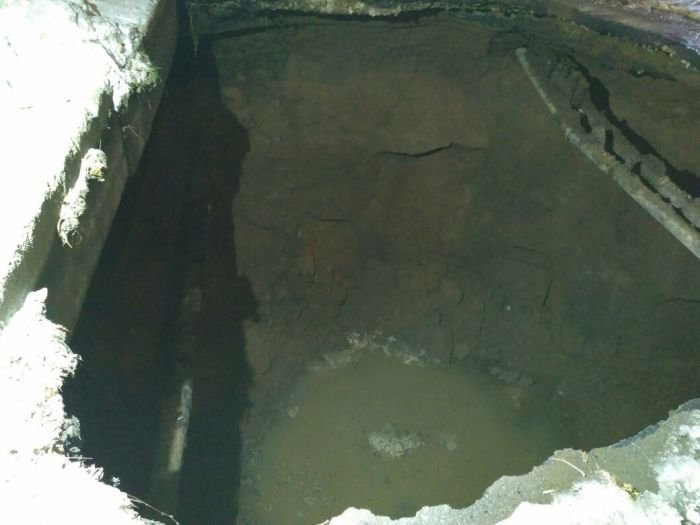 В Уфе не смогли найти провалившийся в яму с водой автомобиль (2 фото)