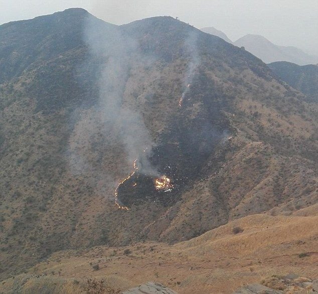 В Пакистане разбился пассажирский самолет (3 фото)