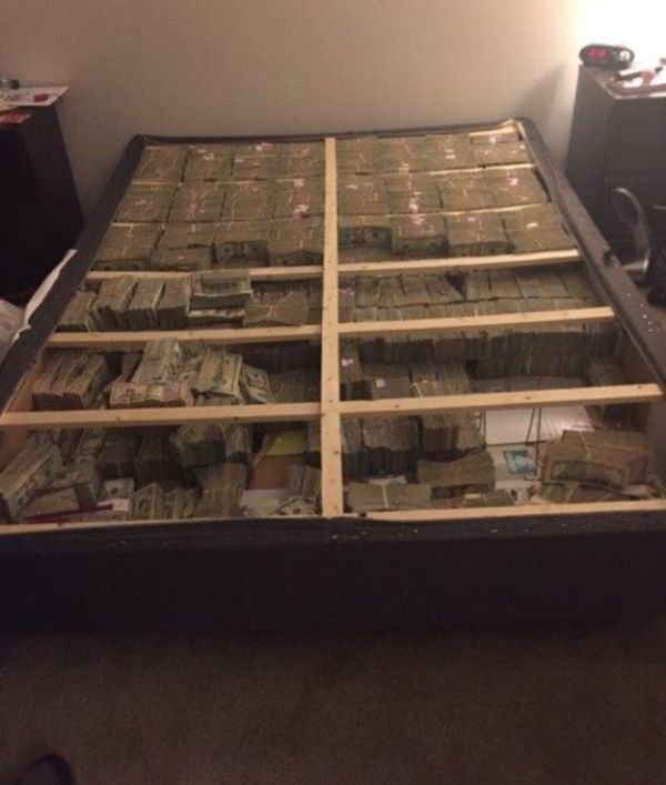  Полиция США обнаружила 20 миллионов долларов, спрятанных в кровати (фото)