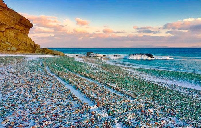  Стеклянный пляж на месте бывшей свалки (8 фото)