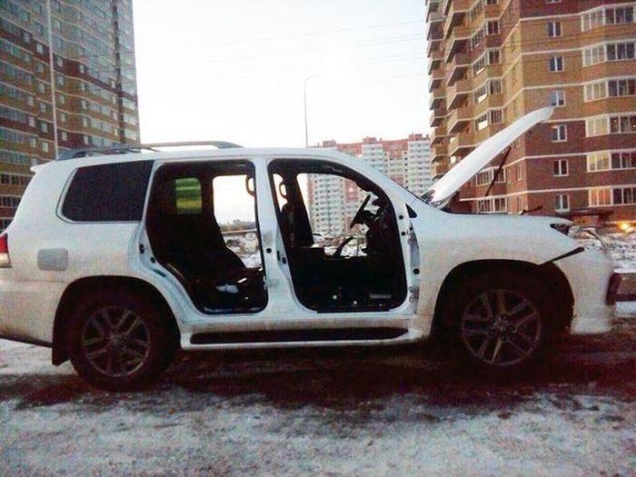  В Ростове-на-Дону автоворы разобрали внедорожник Lexus (7 фото)