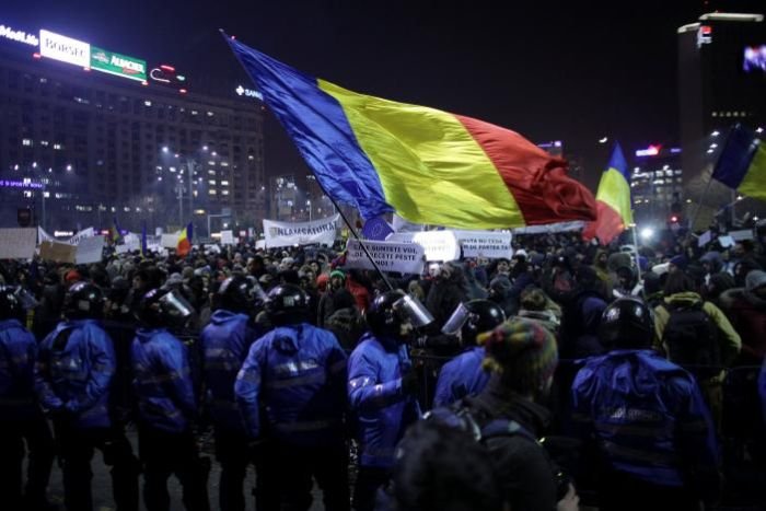  В Румынии протестуют против снятия обвинений с коррумпированных чиновников (7 фото)