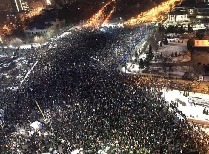  В Румынии протестуют против снятия обвинений с коррумпированных чиновников (7 фото)