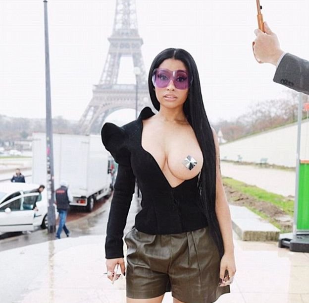  Ники Минаж явилась на модный показ с обнаженной грудью (10 фото)