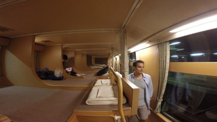 Вагоны-спальни японских экспресс-поездов (7 фото)