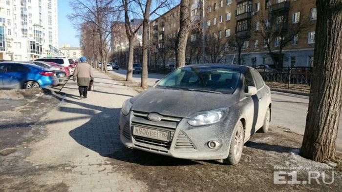 Автомобилисты Екатеринбурга, которым плевать на правила парковки (34 фото)