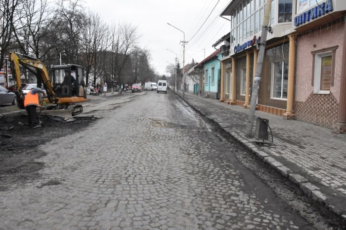  В Закарпатье вместо ямочного ремонта откопали старую дорогу из брусчатки (5 фото)