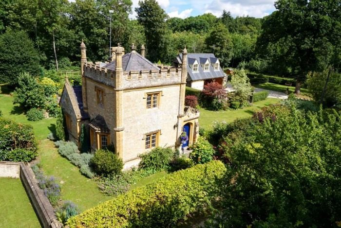  Самый маленький замок Великобритании продают за полмиллиона фунтов стерлингов (12 фото)