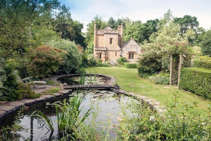  Самый маленький замок Великобритании продают за полмиллиона фунтов стерлингов (12 фото)