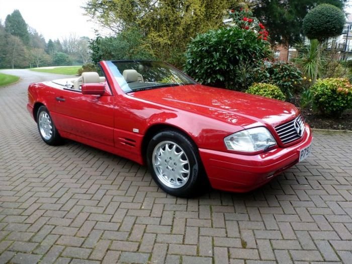В Великобритании продается Mercedes-Benz SL 500, простоявший в гараже 20 лет (6 фото)
