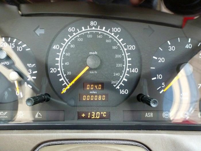 В Великобритании продается Mercedes-Benz SL 500, простоявший в гараже 20 лет (6 фото)