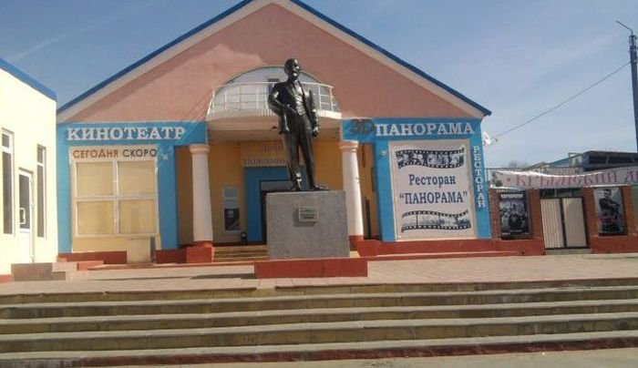  Большеголовый памятник Ленина в Новосиле (3 фото)