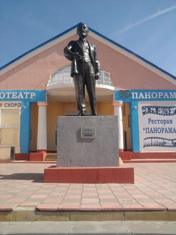  Большеголовый памятник Ленина в Новосиле (3 фото)