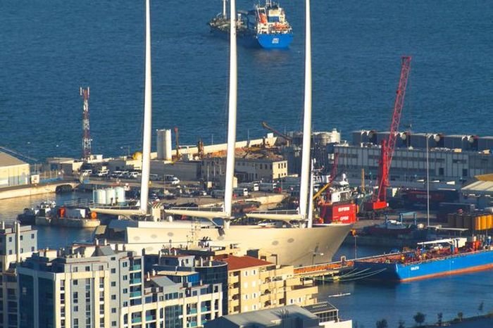  Яхта российского миллиардера Андрея Мельниченко Sailing Yacht A на испытаниях в Гибралтаре (6 фото)