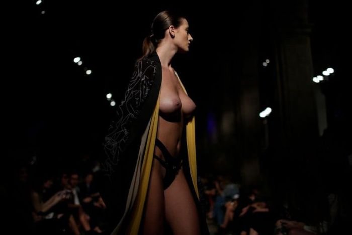  Алехандра Гилман на модном показе Mercedes-Benz Fashion Week. НЮ (4 фото)
