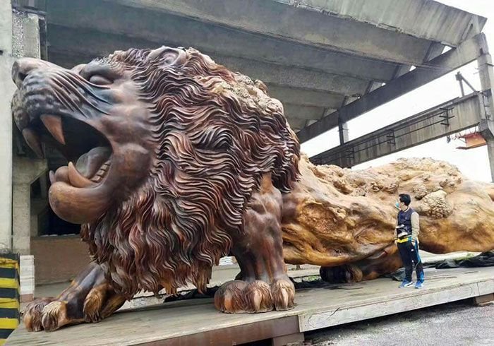  Самая большая в мире скульптура льва из цельного дерева (7 фото)