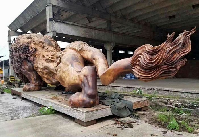  Самая большая в мире скульптура льва из цельного дерева (7 фото)