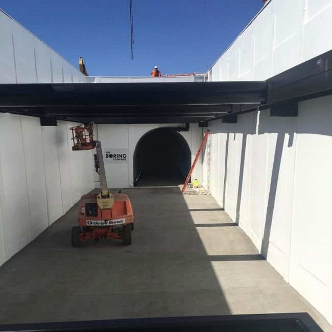 Илон Маск показал разгон электрической платформы в строящемся тоннеле под Лос-Анджелесом (3 фото)