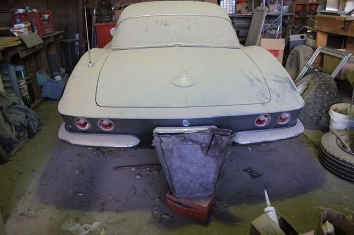 Простоявший 44 года в гараже Chevrolet Corvette С1 продают за 36 700 долларов (10 фото)