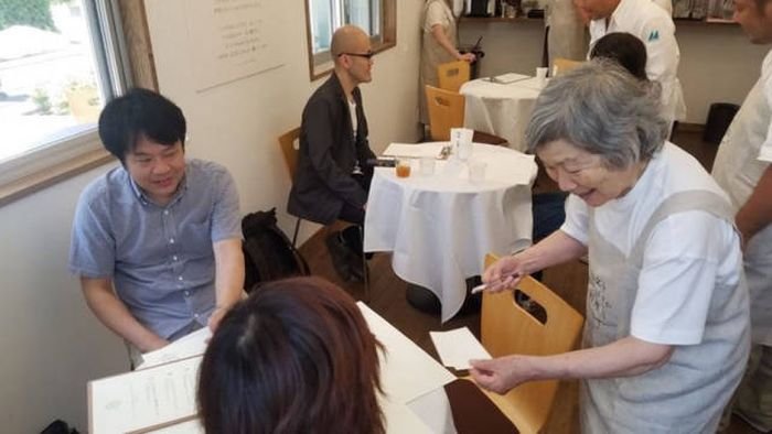  В Токио появился ресторан с особенными официантами (10 фото)