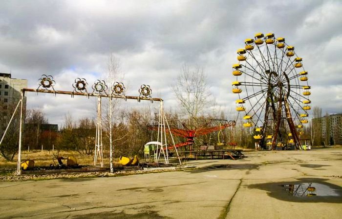  Кладбище радиоактивной техники в зоне отчуждения ЧАЭС (14 фото)