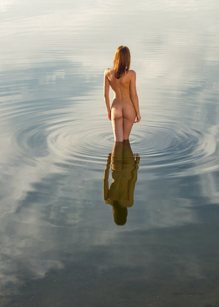  Обнаженные девушки на фоне воды (35 фото)