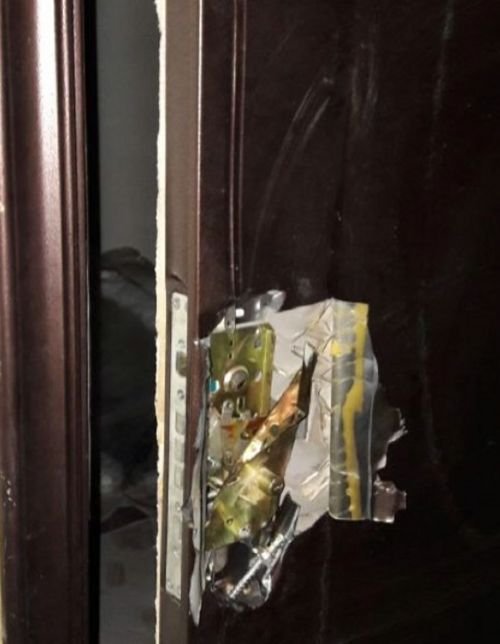  В Караганде воры разрезали ножом дверь квартиры (2 фото)