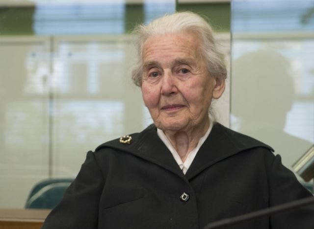  Суд Берлина отправил за решетку 88-летнюю пенсионерку, отрицавшую Холокост (2 фото)