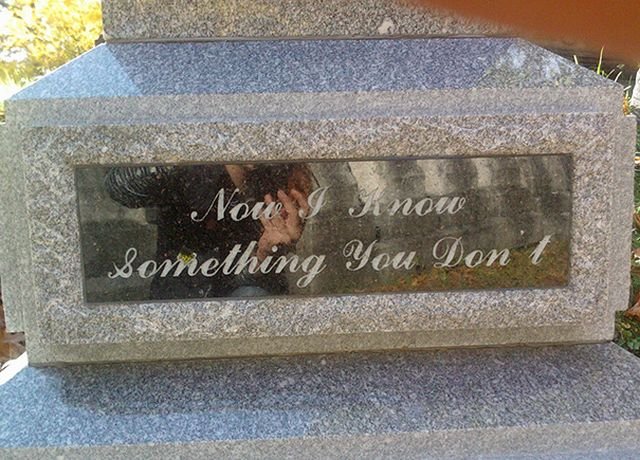 Необычные слова с надгробных плит (22 фото)