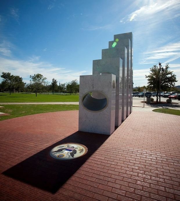 Необычный памятник американским ветеранам в городе Антем (7 фото)
