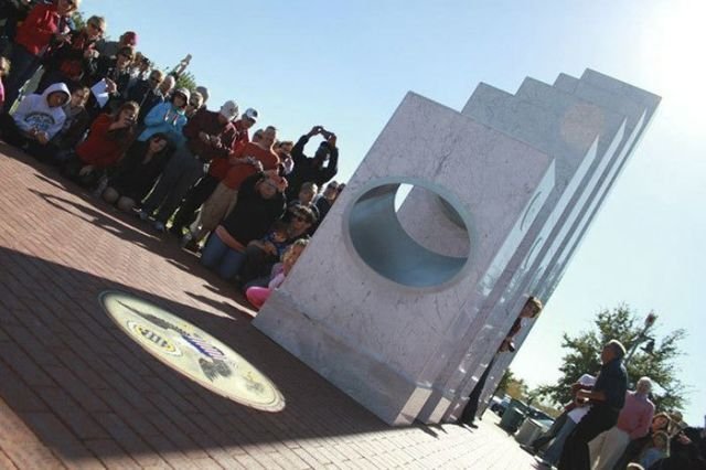 Необычный памятник американским ветеранам в городе Антем (7 фото)