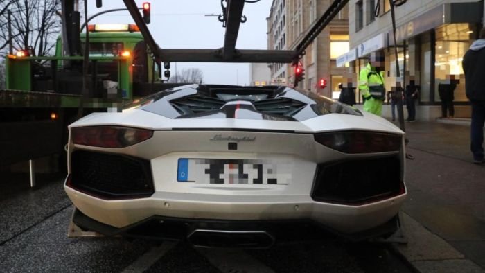 У бывшего футболиста Тима Визе отобрали слишком шумный суперкар Lamborghini (6 фото)