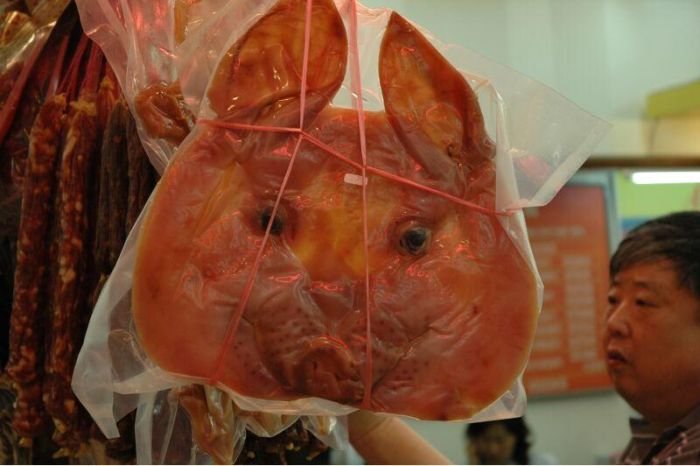 Как продают вяленые свиные головы в Китае (7 фото)