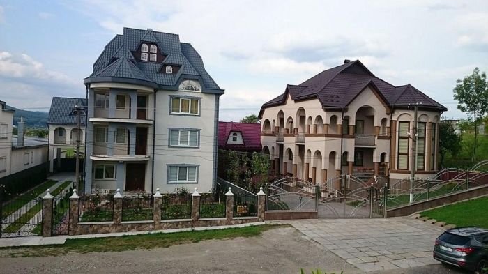 Дворцы и замки в украинском селе Нижняя Апша (19 фото)