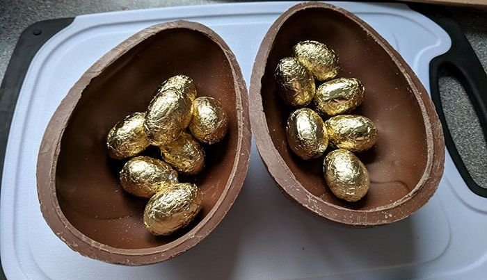 Розыгрыш с шоколадным яйцом (10 фото)