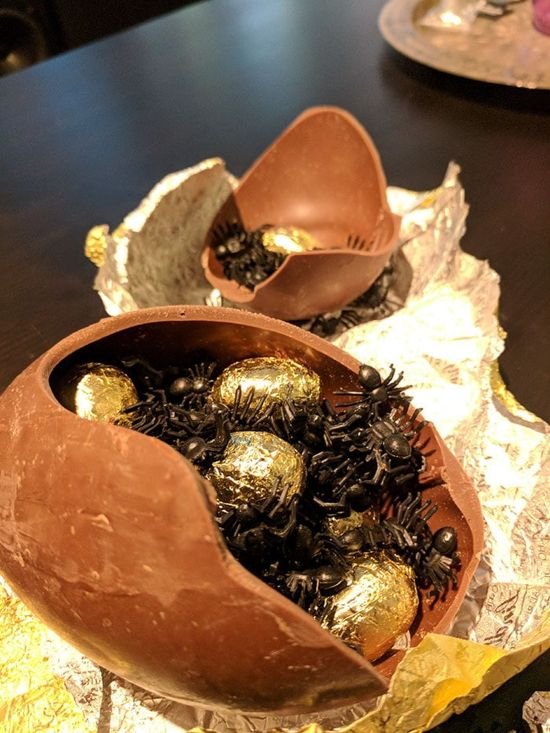 Розыгрыш с шоколадным яйцом (10 фото)