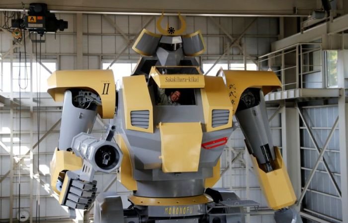 Японец собрал 7-тонного робота с пушкой (15 фото)