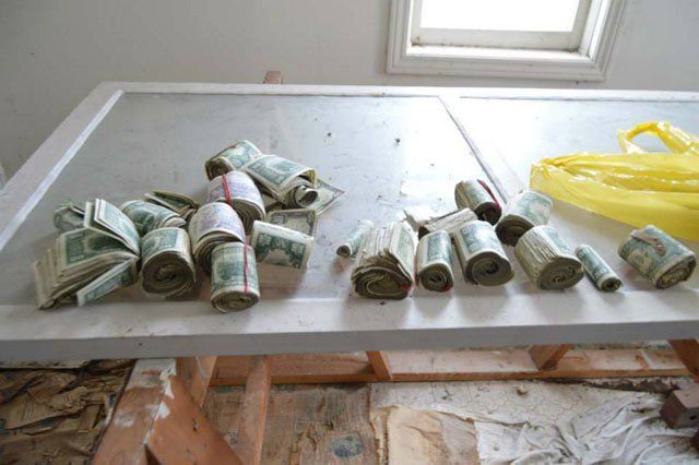 Как фотограф нашел деньги в заброшенном доме (8 фото)