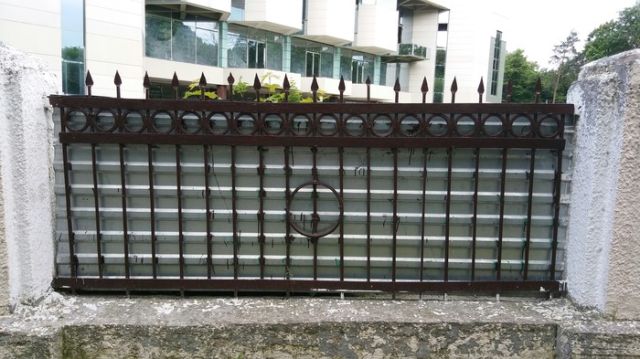 Напечатанный забор в Нальчике (5 фото)