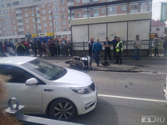 В Екатеринбурге сотрудник ГИБДД на мотоцикле попал в аварию (5 фото)