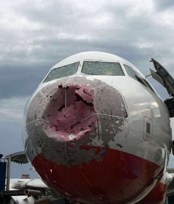 Повреждения авиалайнеров, которые не хотели бы увидеть пассажиры после приземления (15 фото)